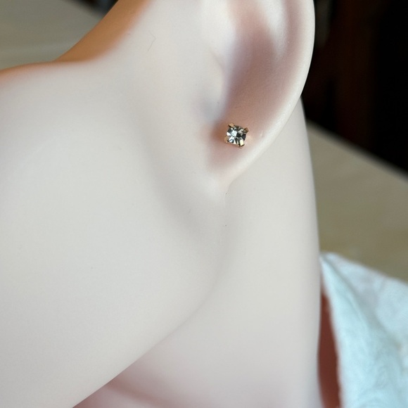💎 Classic Crystal Stud Earrings | Everyday Elegant Sparkle ✨ - Picture 1 of 7